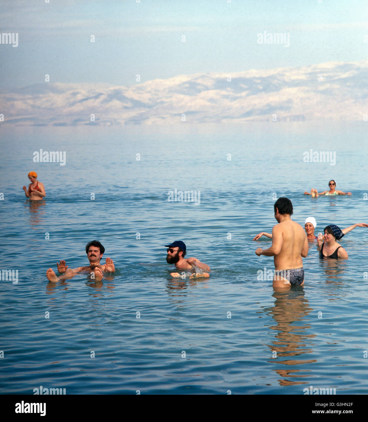 Badeurlaub am Toten Meer, Israel 1980er Jahre. Strandurlaub am Toten Meer, Israel der 1980er Jahre. Stockfoto