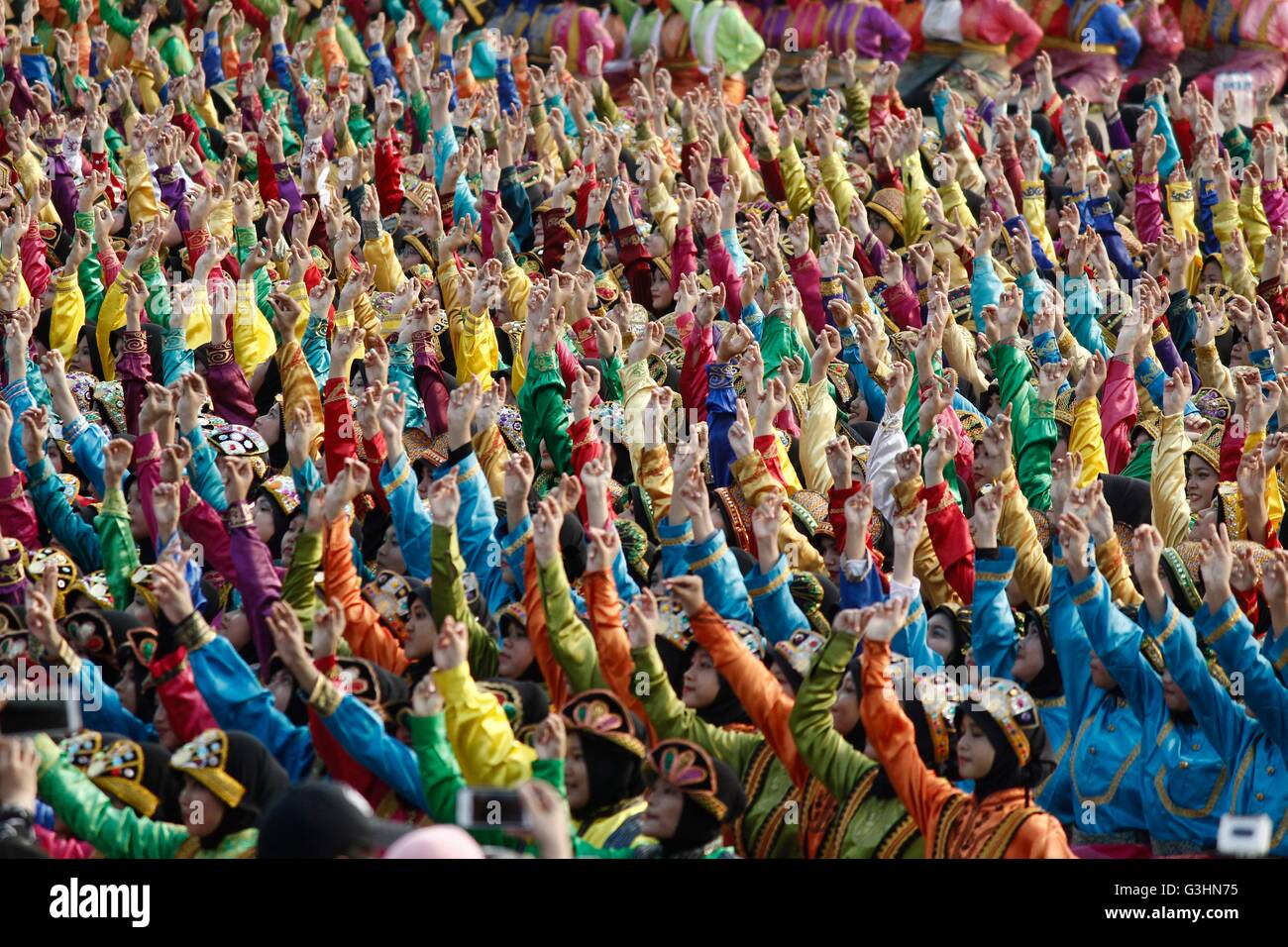 Ost-Jakarta, Indonesien. 24. April 2016. 6.600 Studenten tanzen freiwillig "Ratoh Jaroe" um den Rekord zu brechen, in Jakarta, Indonesien. Ratoh Jaroe ist einer der beliebtesten Tänze in Indonesien. Seine Herkunft ist aus der Aceh ethnische Gruppe aus der Provinz Aceh, Sumatra, und wird normalerweise durchgeführt, um wichtige Anlässe feiern. Der Tanz zeichnet sich durch seinen schnellen Rhythmus und gemeinsame Harmonie zwischen den Tänzern. © Risa Krisadhi/Pacific Press/Alamy Live-Nachrichten Stockfoto
