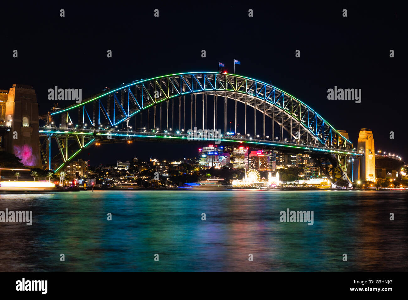 SYDNEY - 10. Juni 2016: Sydney Harbour Bridge in der Nacht beleuchtet bei Vivid Sydney Festival. Stockfoto