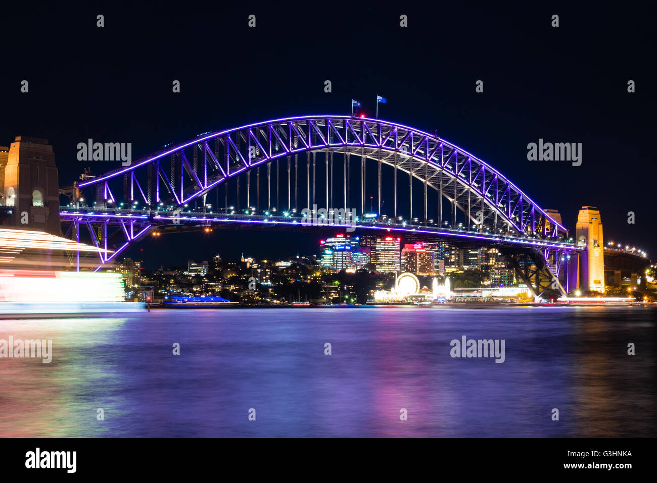 SYDNEY - 10. Juni 2016: Sydney Harbour Bridge in der Nacht beleuchtet bei Vivid Sydney Festival. Stockfoto