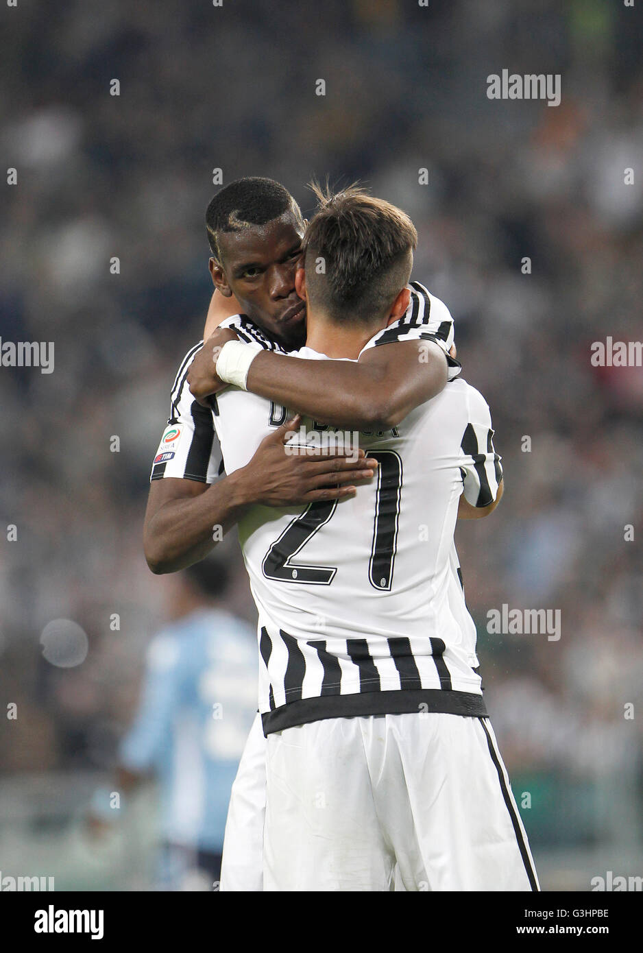 Turin, Italien. 20. April 2016. Juventus Turin Paulo Dybala, rechts, feiert mit Teamkollege Paul Pogba nach seinem zweiten Tor während der italienischen Serie A-Fußballspiel zwischen Juventus Turin und Lazio im Juventus Stadium. © Isabella Bonotto/Pacific Press/Alamy Live-Nachrichten Stockfoto