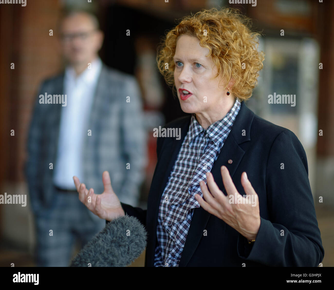 Sydney, Australien. 21. April 2016. Elizabeth Ann Macgregor OBE, Direktor, MCA spricht zu den Medien bei der Ankündigung des "The National: neue australische Kunst" Ausstellungsreihe. Drei der führenden Kulturinstitutionen Sydneys, die Art Gallery of New South Wales (AGNSW), Carriageworks und das Museum of Contemporary Art Australia (MCA), kündigte die Ausstellung Partnerschaft in zeitgenössische australische Kunst über einen Zeitraum von sechs Jahren erfolgen soll. © Hugh Peterswald/Pacific Press/Alamy Live-Nachrichten Stockfoto