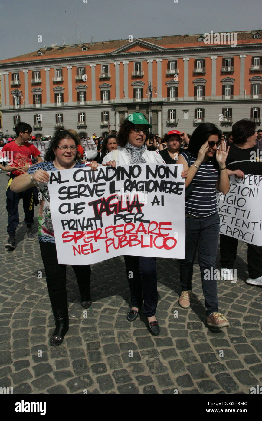 Napoli, Italien. 18. April 2016. Die Rehabilitation Zentren FKT und RSA in der Mobilisierung gegen die Schließung der Aktivitäten im Palazzo Santa Lucia in Neapel, Haus der Region Kampanien protestieren. © Salvatore Esposito/Pacific Press/Alamy Live-Nachrichten Stockfoto