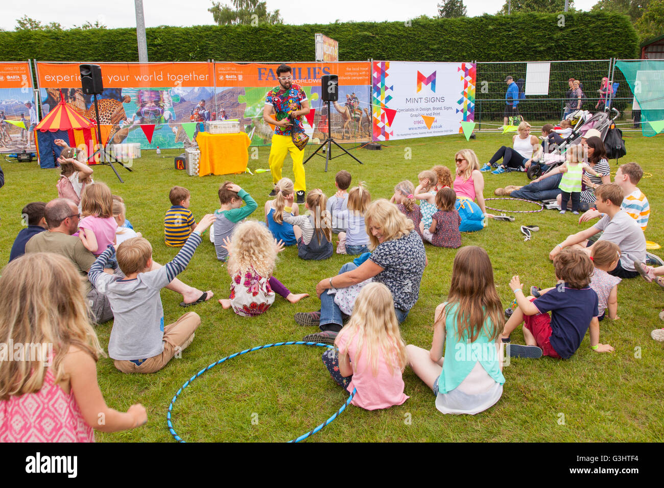 Marky Jay-Zirkus-Workshop am Alresford Music Festival 2016, Alresford, Hampshire, England, Vereinigtes Königreich. Stockfoto