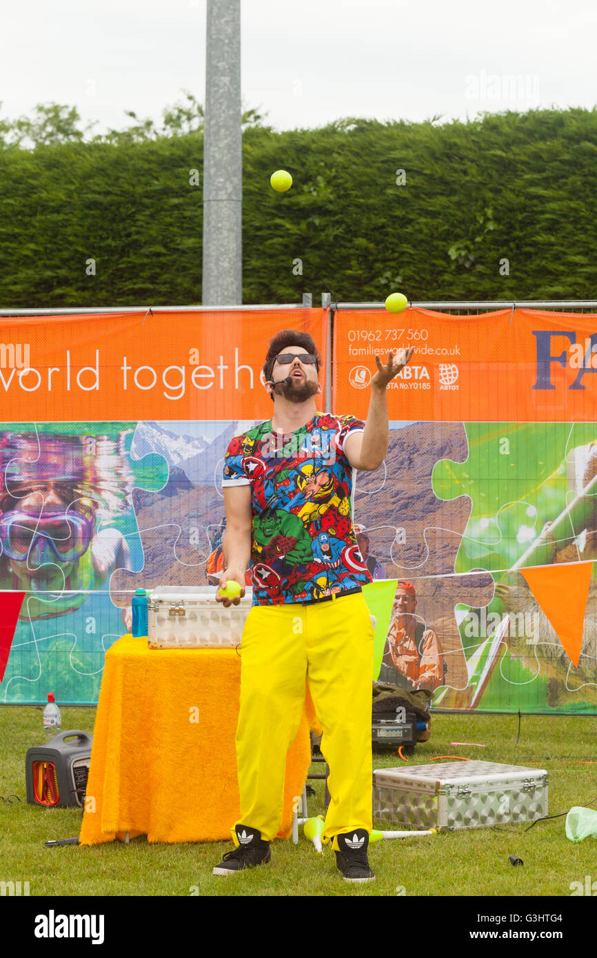 Marky Jay-Zirkus-Workshop am Alresford Music Festival 2016, Alresford, Hampshire, England, Vereinigtes Königreich. Stockfoto