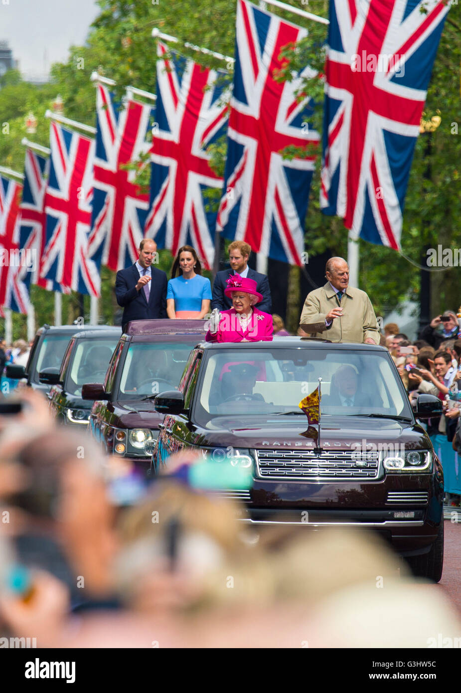 Königin Elizabeth II und der Herzog von Edinburgh führen einen Konvoi von Autos, die der Herzog und die Herzogin von Cambridge und Prinz Harry entlang der Mall im Zentrum von London, in der Mittagspause der Schutzpatron zu Ehren des 90. Geburtstag der Königin. Stockfoto