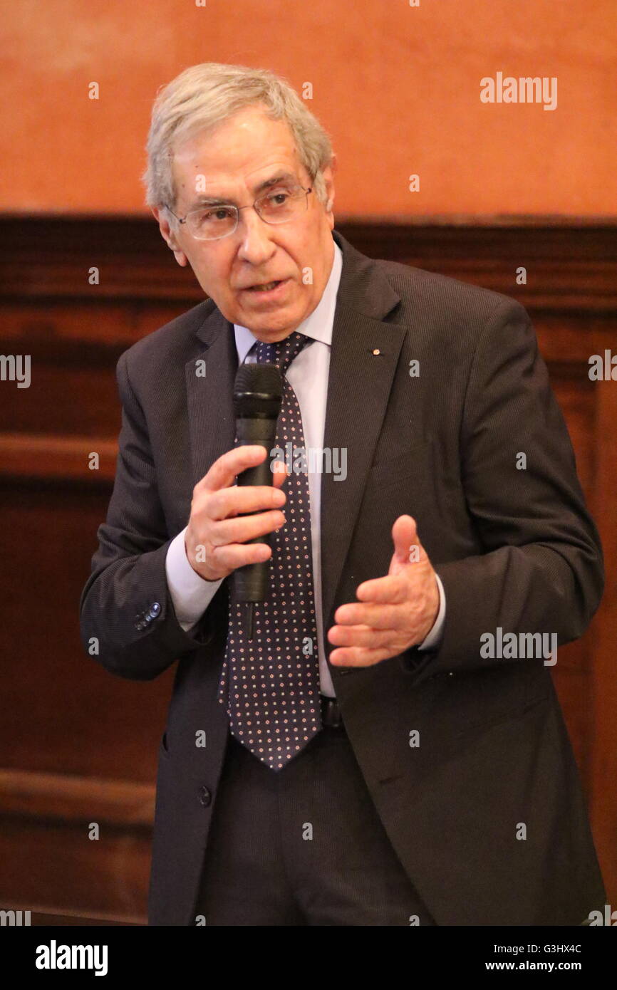 Marco Salvatore während der achten Ausgabe des Premio Napoli Cittˆ di Pace. Roberta Pinotti vergeben die achte Ausgabe des Premio Napoli Cittˆ di Pace. (Foto von Salvatore Esposito/Pacific Press) Stockfoto