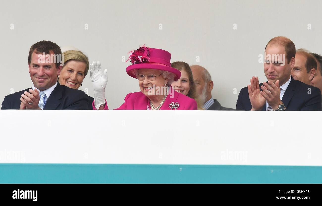 Peter Phillips, Königin Elizabeth II und Herzog von Cambridge sehen Unterhaltung während der Patron Lunch in The Mall, central London zu Ehren von ihrem 90. Geburtstag. Stockfoto