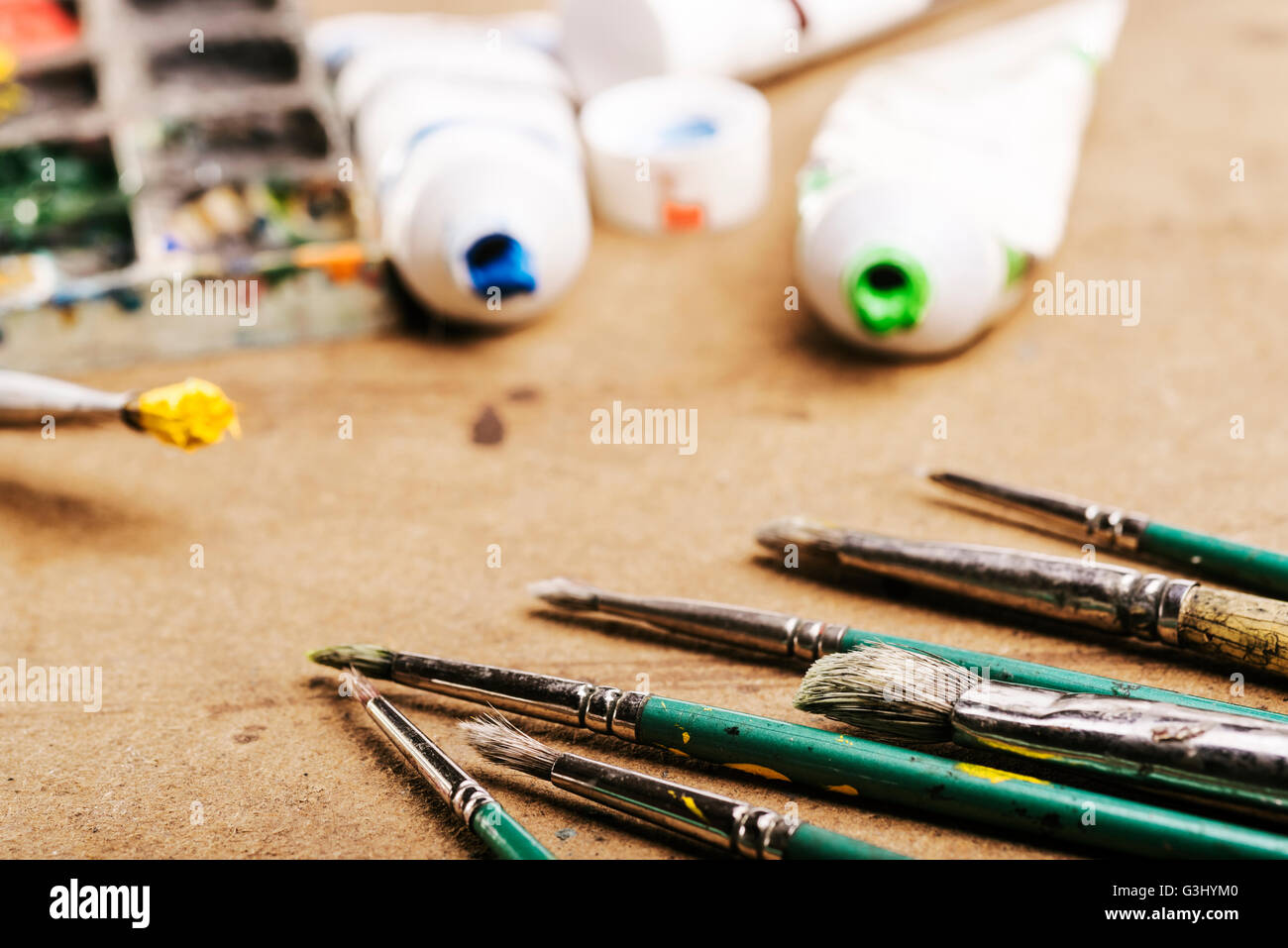 Pinsel und Farben auf einem Studio-Tisch zu legen. Stockfoto