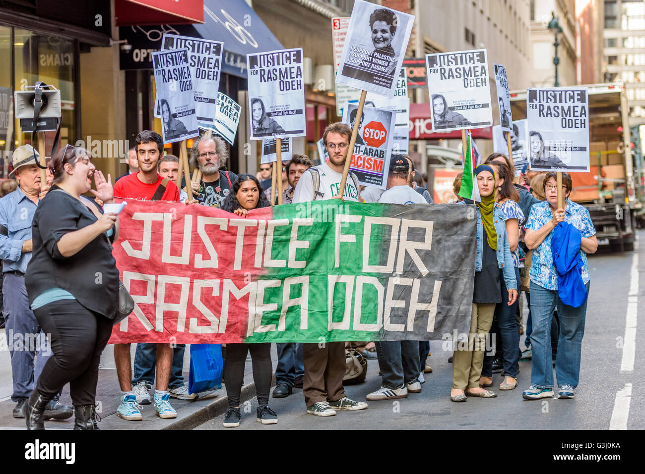 Rasmea Odeh erscheint mit ihren Anwälten vor Richter Gershwin Drain für eine Status-Konferenz am Bundesgericht in Detroit, Michigan. New York wird in Solidarität mit den Rasmea stehen. (Foto: Erik McGregor / Pacific Press) Stockfoto