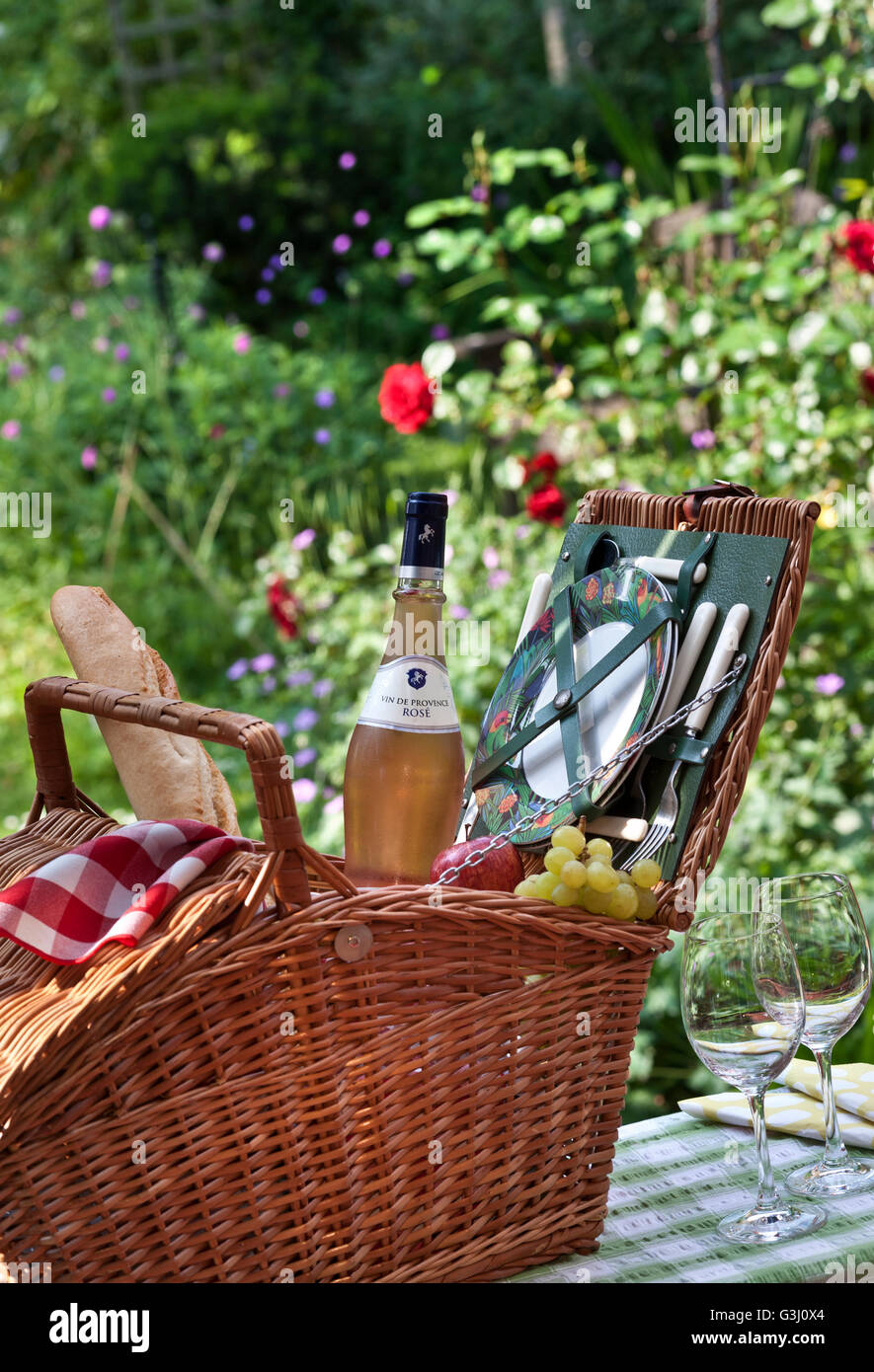 Côtes de Provence französische rose Weinflasche im Picknickkorb in sonniger alfresco floral Lage Stockfoto