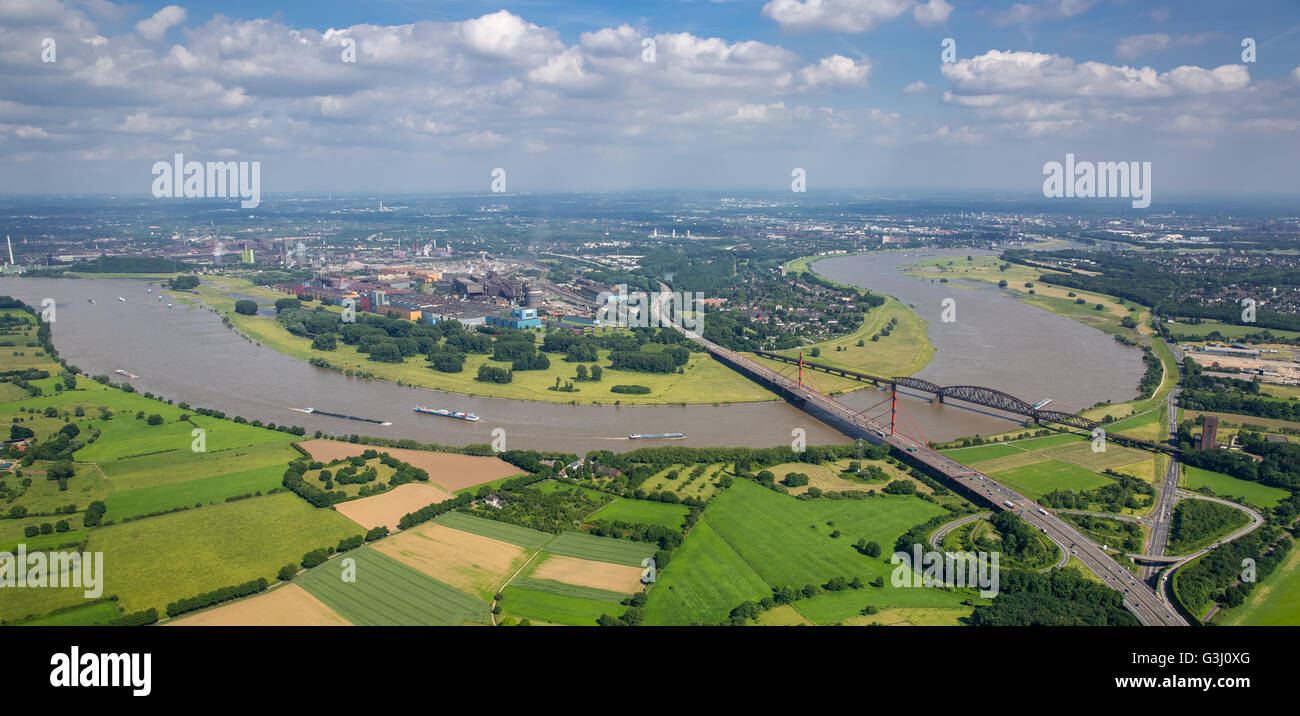 Luftaufnahme, Rhein biegen mit braunen Fluten des Rheins zwischen Duisburg-Baerl und Beeckerwerth, Flut, Eisenbahnbrücke, A42 Stockfoto