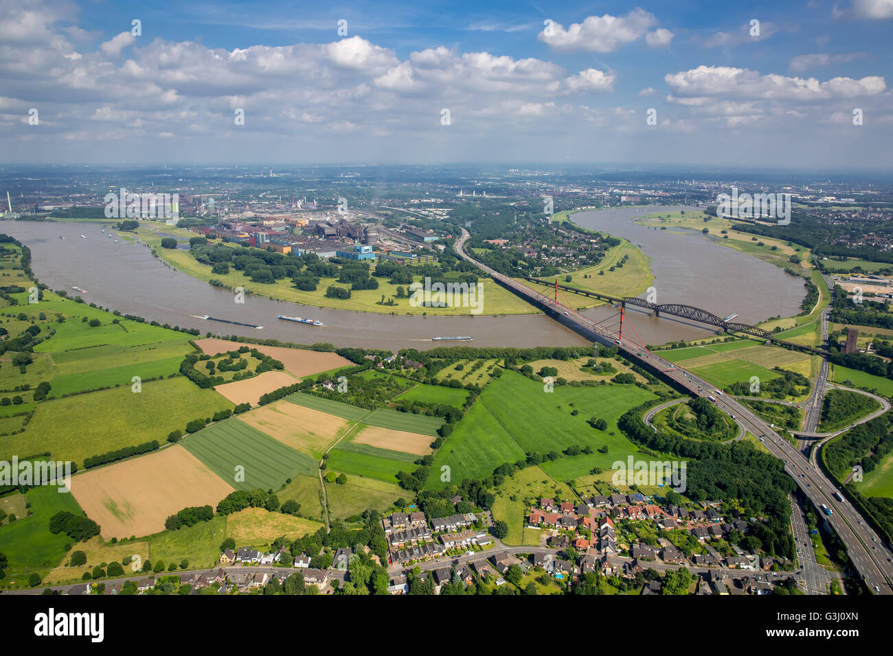 Luftaufnahme, Rhein biegen mit braunen Fluten des Rheins zwischen Duisburg-Baerl und Beeckerwerth, Flut, Eisenbahnbrücke, A42 Stockfoto