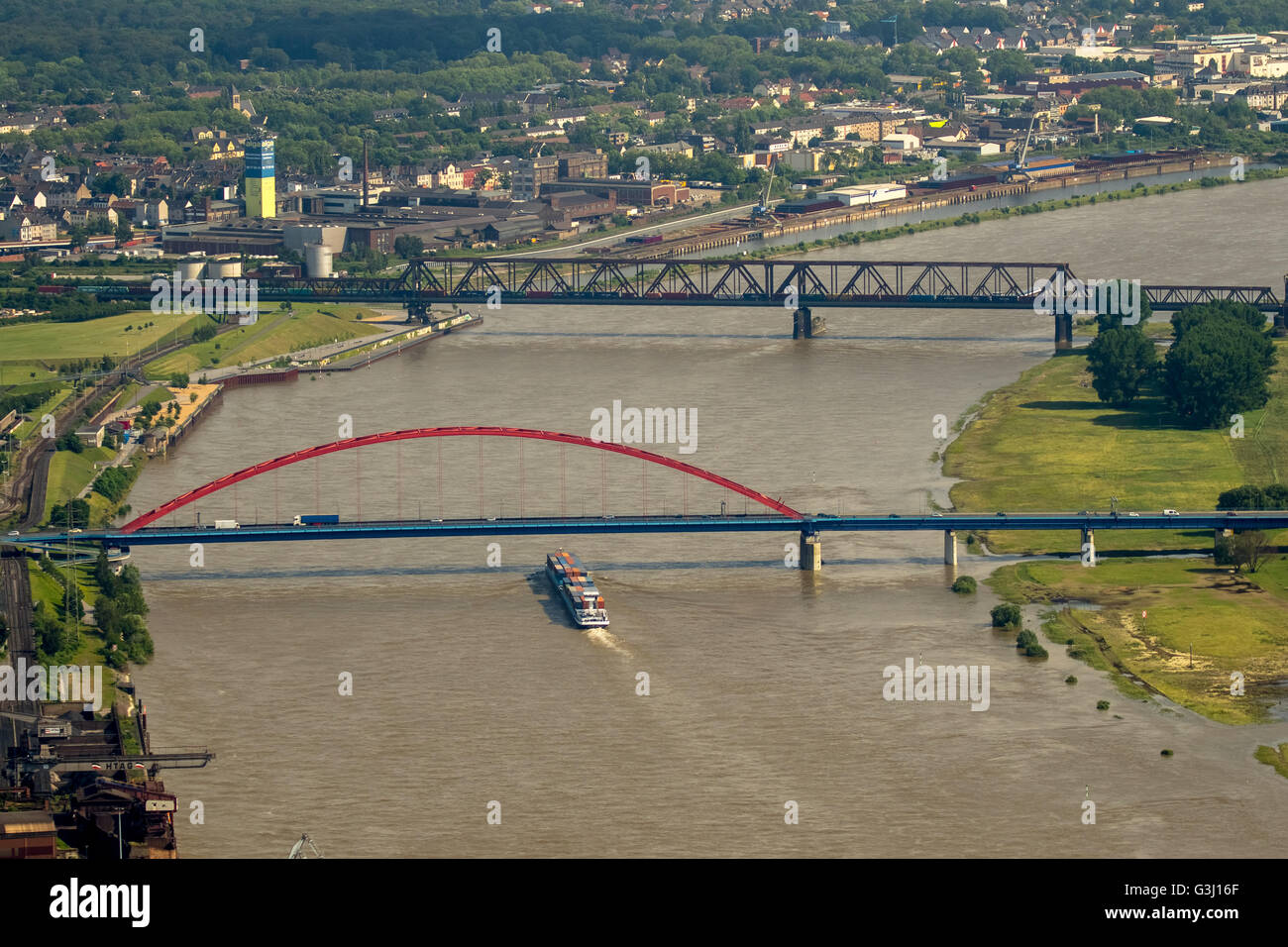 Luftaufnahme, brauner Rheines Wasser nach Überschwemmungen in Süddeutschland, Brücke der Solidarität, Frachtschiffe, Binnenschifffahrt, Stockfoto