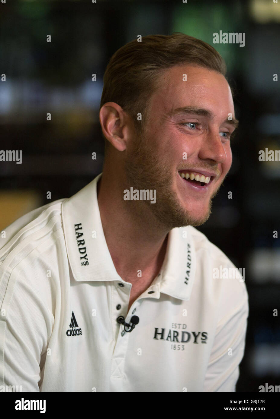 England Cricket Spieler Stuart Broad besucht eine Weinverkostung für Hardys Weine in Weybridge, Großbritannien 6. Juni 2016 Stockfoto