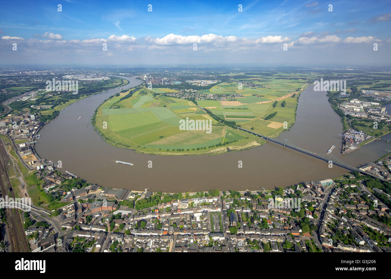 Luftaufnahme, Rheinbrücke zwischen Krefeld-Uerdingen und Duisburg-Mündelheim, Rheinbogen, Rheindeich, Hochwasserschutz, Stockfoto