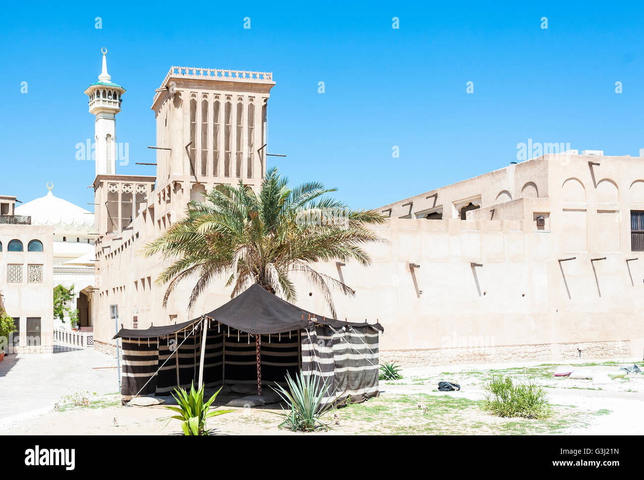 Typische Beduinen-Zelt vor Gebäude mit typisch arabischen Architektur Stockfoto