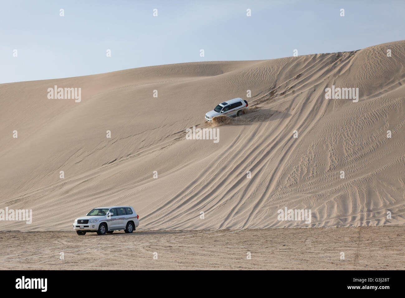 4 x 4 fahren über Sanddünen in der Wüste in Katar.  Arabian Adventures Wüstensafari auf das Binnenmeer. Stockfoto