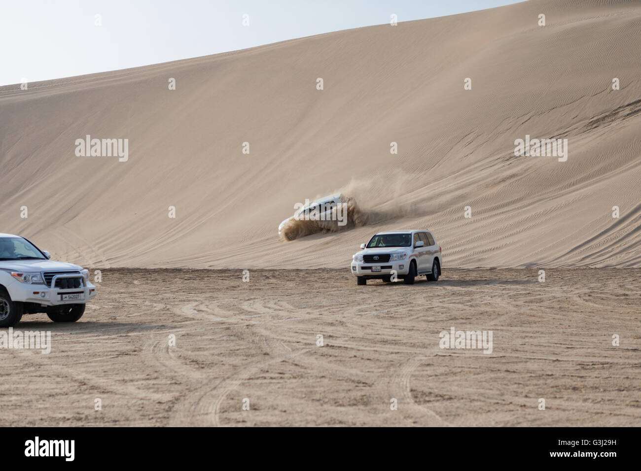 4 x 4 fahren über Sanddünen in der Wüste in Katar.  Arabian Adventures Wüstensafari auf das Binnenmeer. Stockfoto