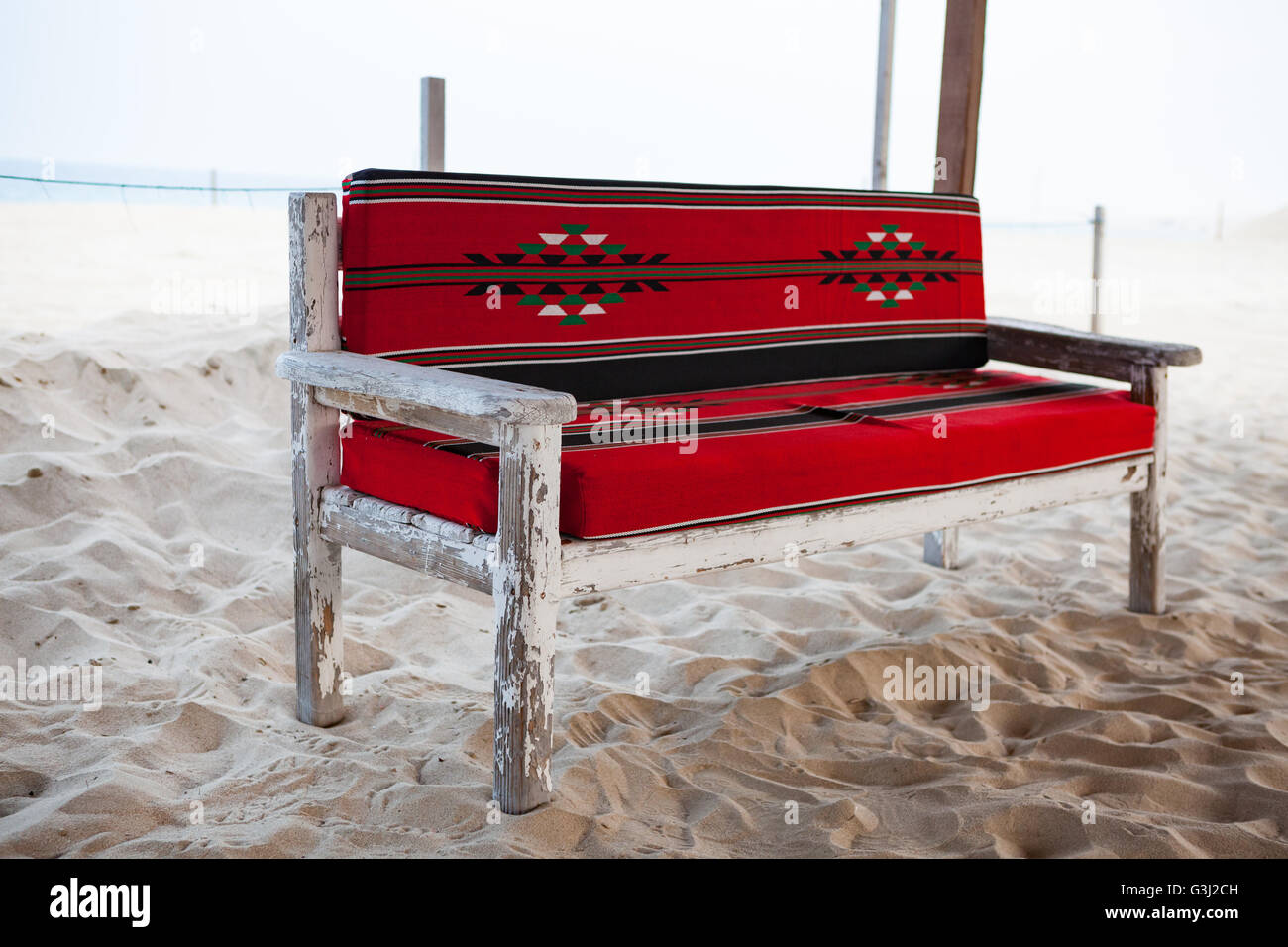 Arabische Sitzbank am Strand-Camp. Traditionelle rote Stoffbespannung. Stockfoto