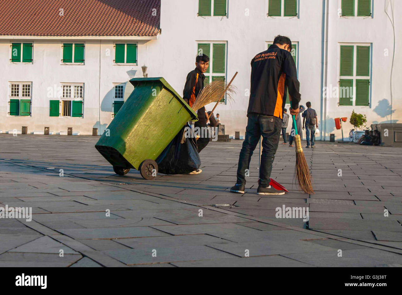 Hausmeister Reinigung der Altstadt, bekannt als "The Queen of the East" und ein kommerzielles Zentrum während der niederländischen Kolonialzeit Jakartas Altstadt beherbergt heute zu bröckeln alte Gebäude mit Hausbesetzer gefüllt. Beliebte Jakarta Gouverneur Joko Widodo, wer im Jahr 2012 sein Amt antrat. (Foto von Yuan Adriles / Pacific Press) Stockfoto