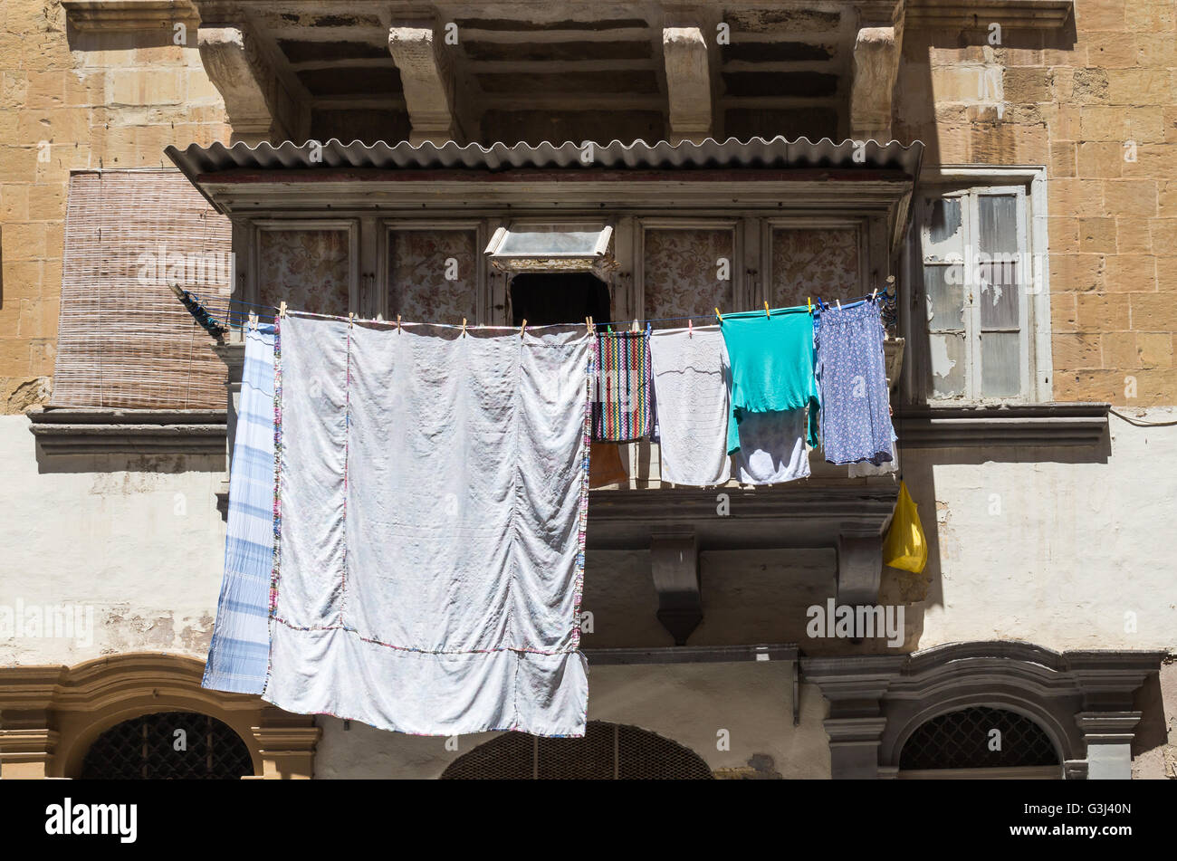 Typische traditionelle Balkon in die Hauptstadt von Malta - Valletta. Saubere Wäsche trocknen in der Sonne bekommen. Stockfoto