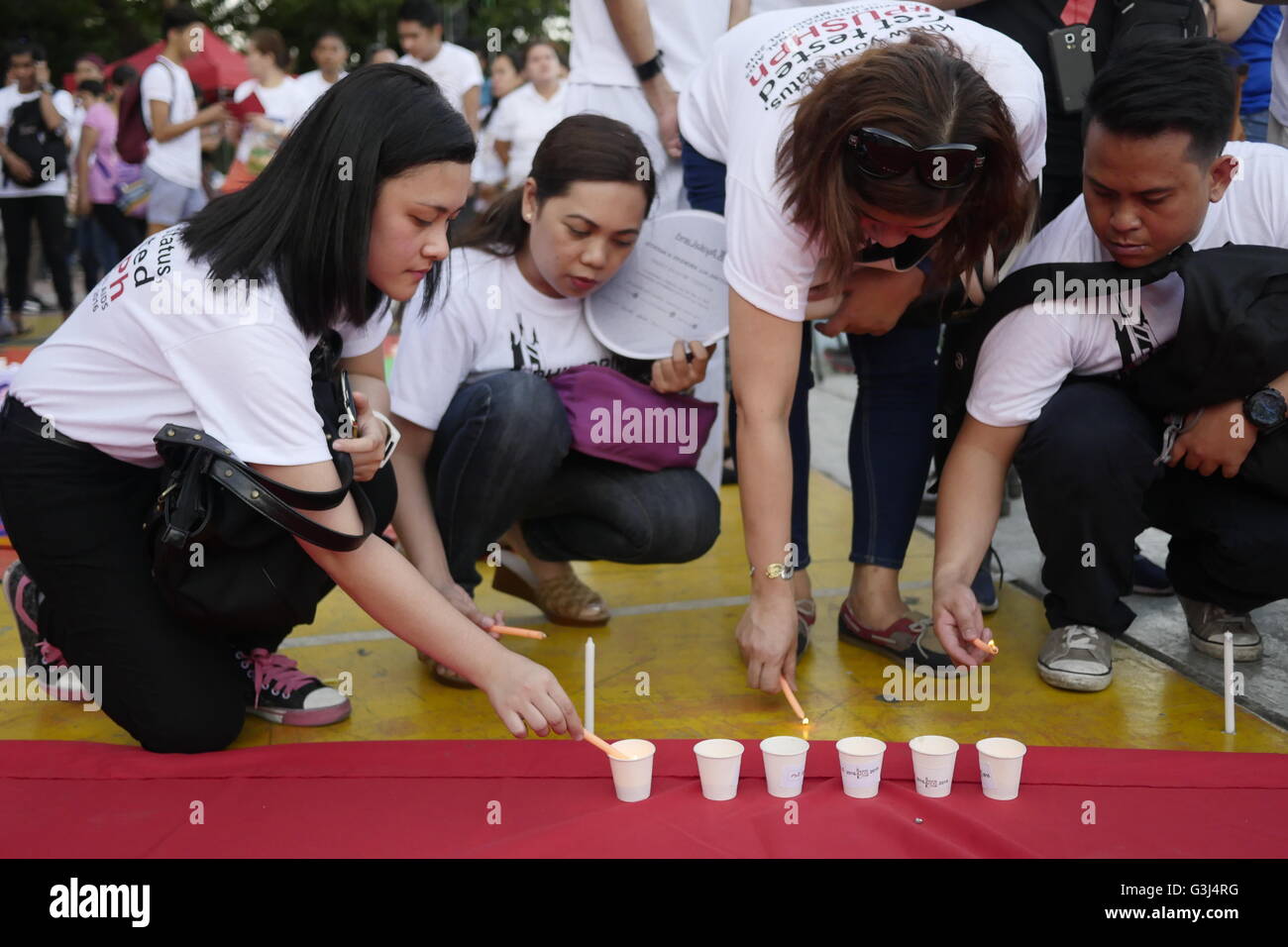 Quezon, Philippinen. 14. Mai 2016. Wer auch immer, Sie alle sind Lichter eine Kerze erinnern AIDS-Opfer und das Bewusstsein für diese Krise. Philippinen hat der ersten "AIDS-Stunde" zu diesem Samstag unter Beachtung der 33. internationalen AIDS Candlelight Memorial (IACM) starten. © George Buid/Pacific Press/Alamy Live-Nachrichten Stockfoto