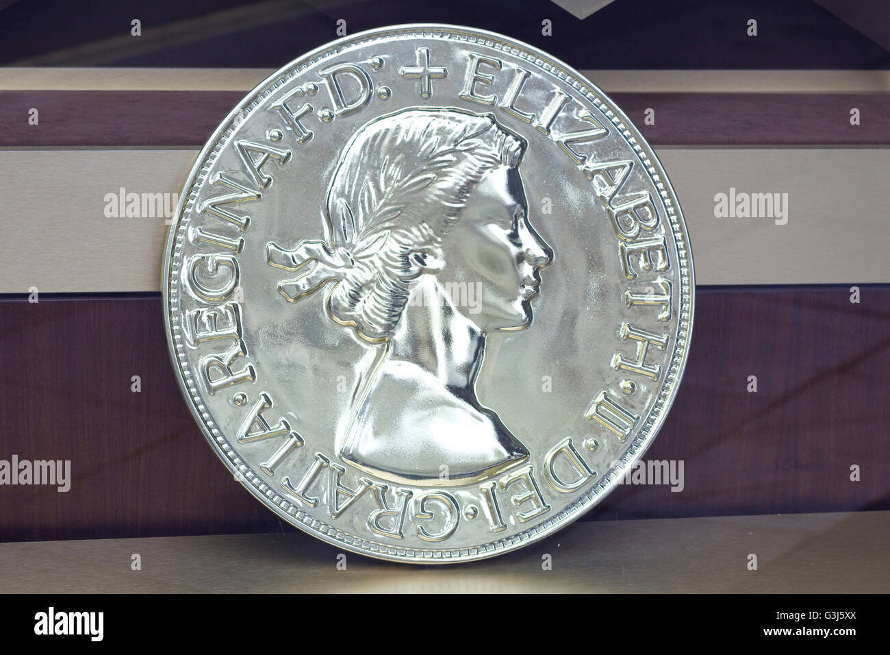 In einem Shop Fenster Silber Sammler Münze mit Queen Elizabeth 11 Anzeigen Stockfoto