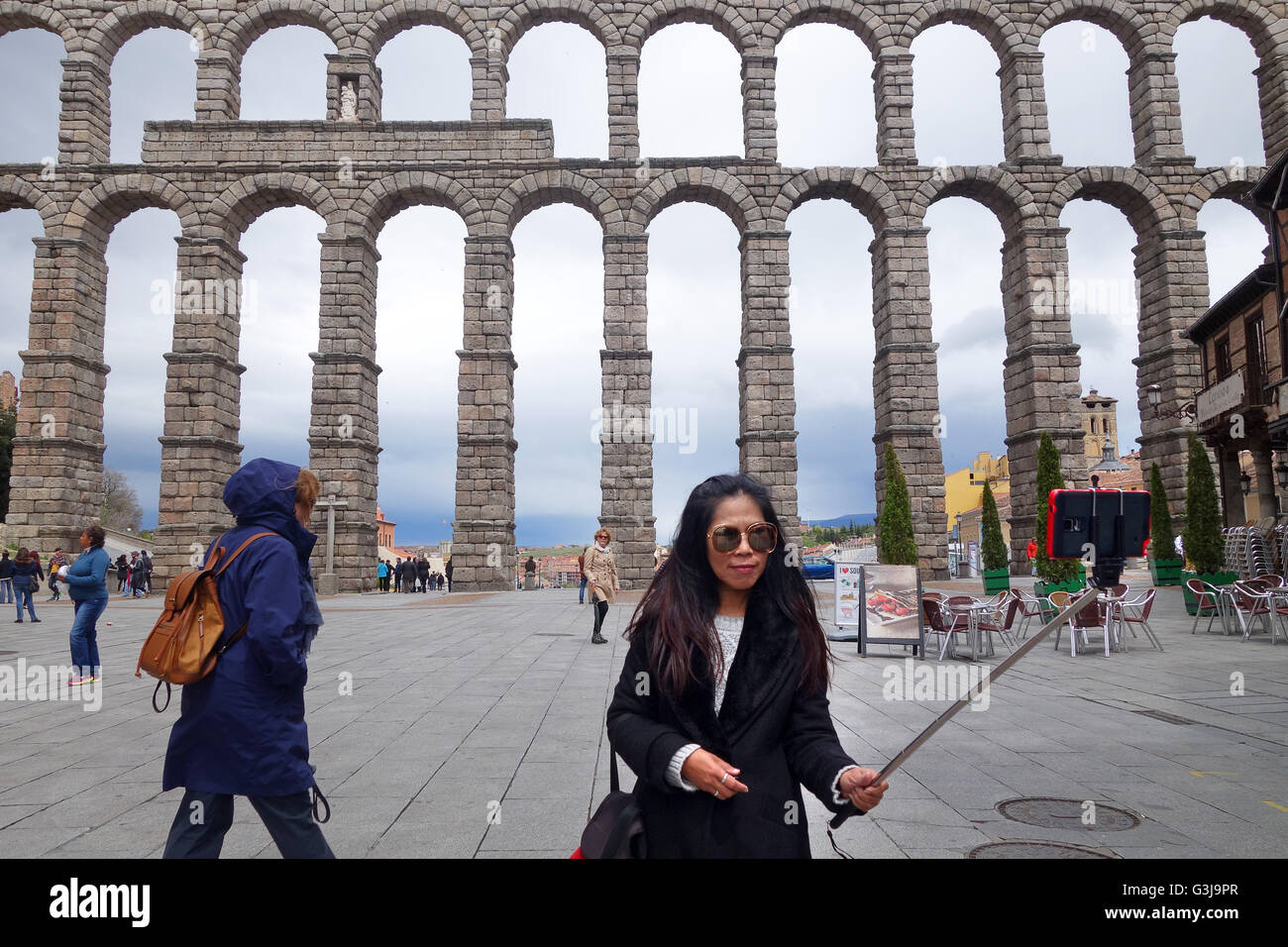 Frau Tourist ein Selfie Foto von Roman Aqueduct in Segovia Spanien Stockfoto
