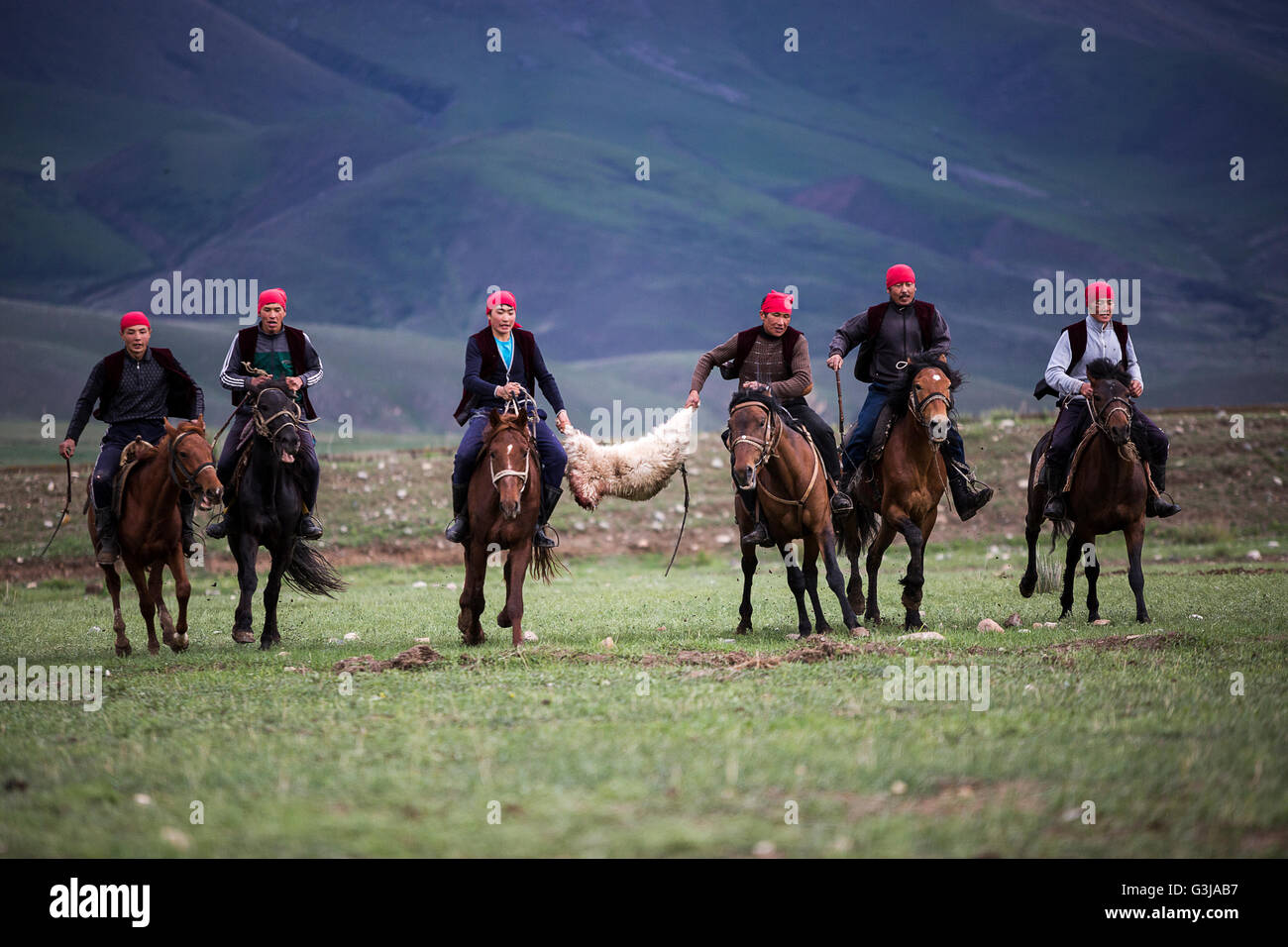 Nomadische Pferdespiele, bekannt auch als Ziege Polo, Kokpar oder Buzkashi, Kirgisistan. Stockfoto