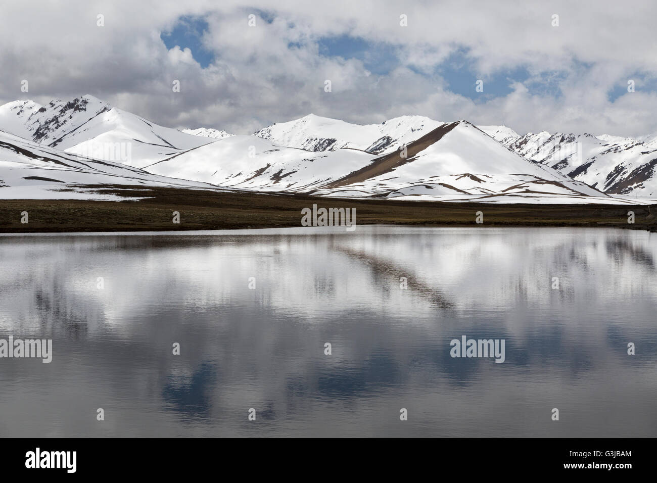 Bergsee und Spiegelungen im Wasser, Kirgisistan. Stockfoto