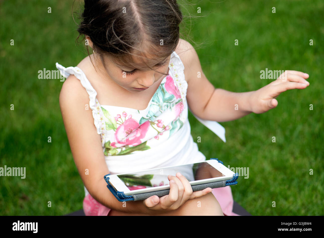 Kleines Mädchen mit tablet Stockfoto