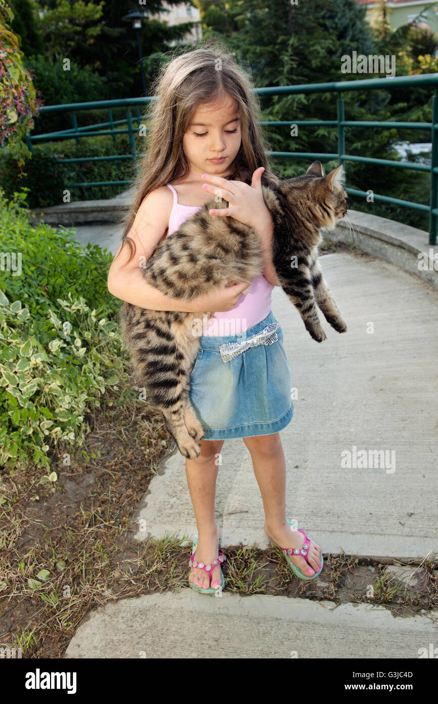 Kleines Mädchen umarmt ihre Katze Stockfoto