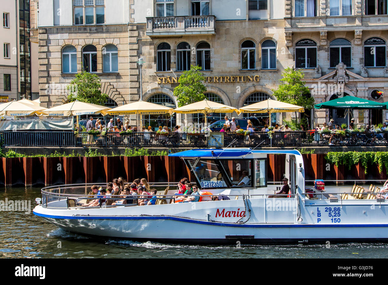 Sightseeing-Boot auf dem Fluss Spree, Berlin, Deutschland, Bars, Restaurants, Biergärten, Schiffbauerdamm Straße, Stockfoto