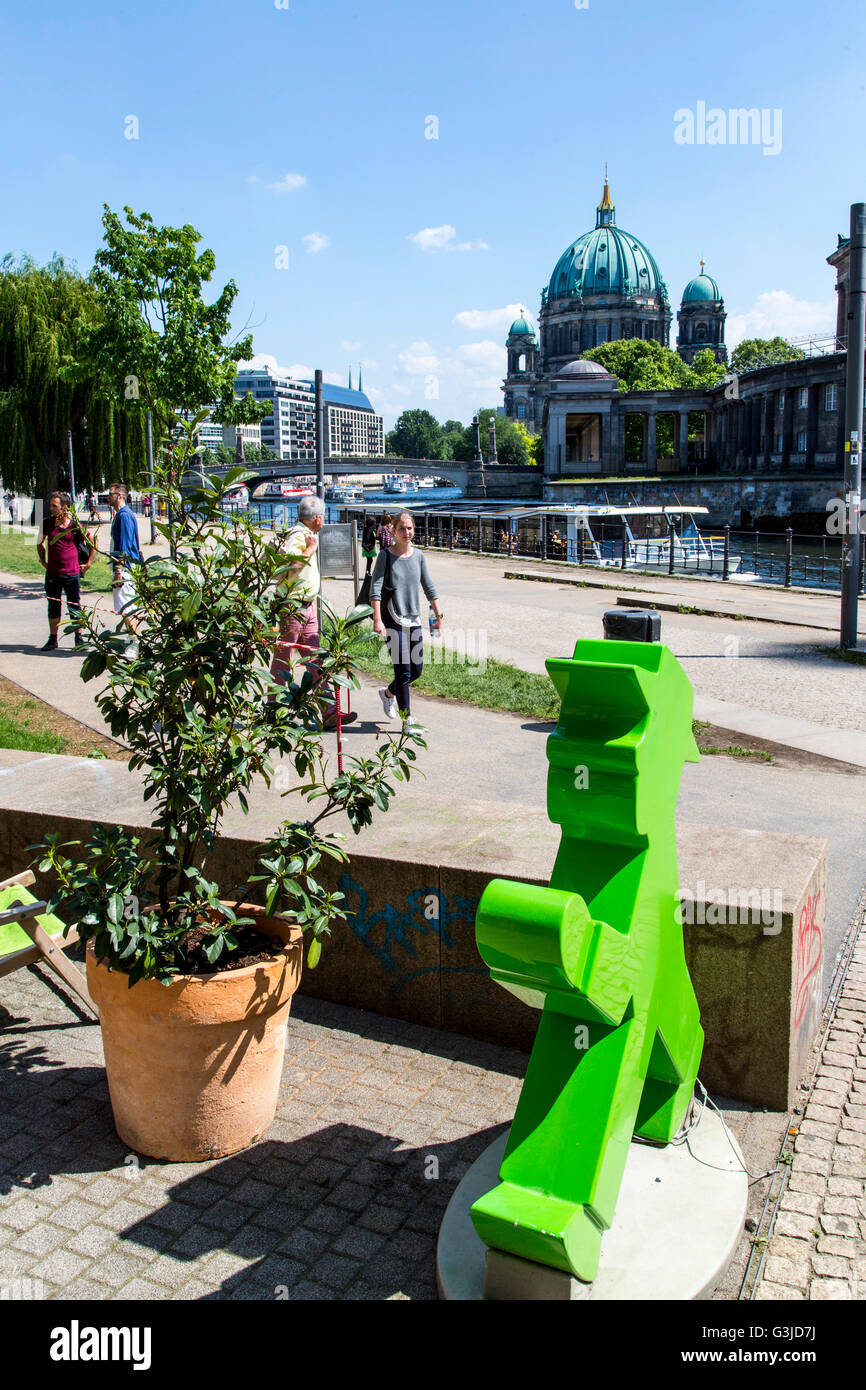 Ausflugsschiff auf der Spree, Berlin, gegenüber der Museumsinsel, Ampelmann Café, James Simon Park, Stockfoto