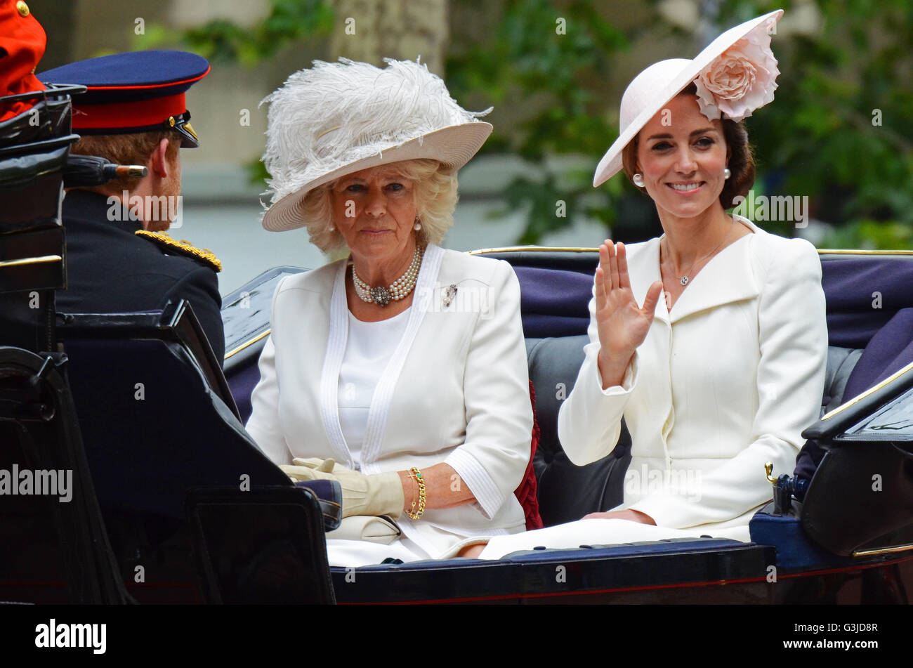 Kate Middleton, Herzogin von Cambridge, Camilla, Herzogin von Cornwall. Truppe der Farbe 2016. Royal Family in der Mall London Stockfoto