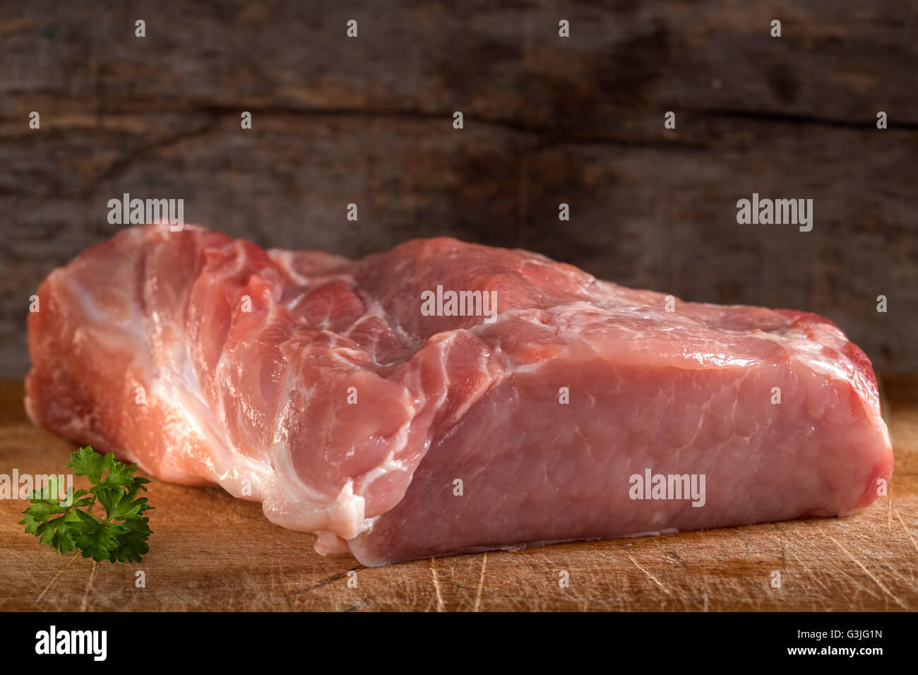 Schweinefilet mit Kräuterbutter auf hölzernen Hintergrund Stockfoto