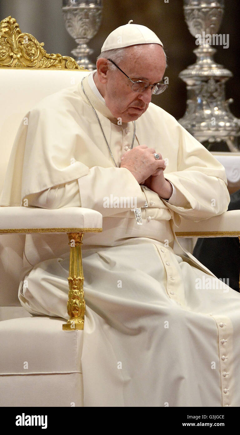 Vatikanstadt, Vatikan. 5. Mai 2016. Papst Francis den Vorsitz bei der Mahnwache in den Petersdom, die Tränen abzuwischen. Gebete und Stotie von nassen und trockenen Lascrime Leben durch den Glauben, wurde gesagt, von einigen Familien in Sankt Peter vorhanden. © Andrea Franceschini/Pacific Press/Alamy Live-Nachrichten Stockfoto