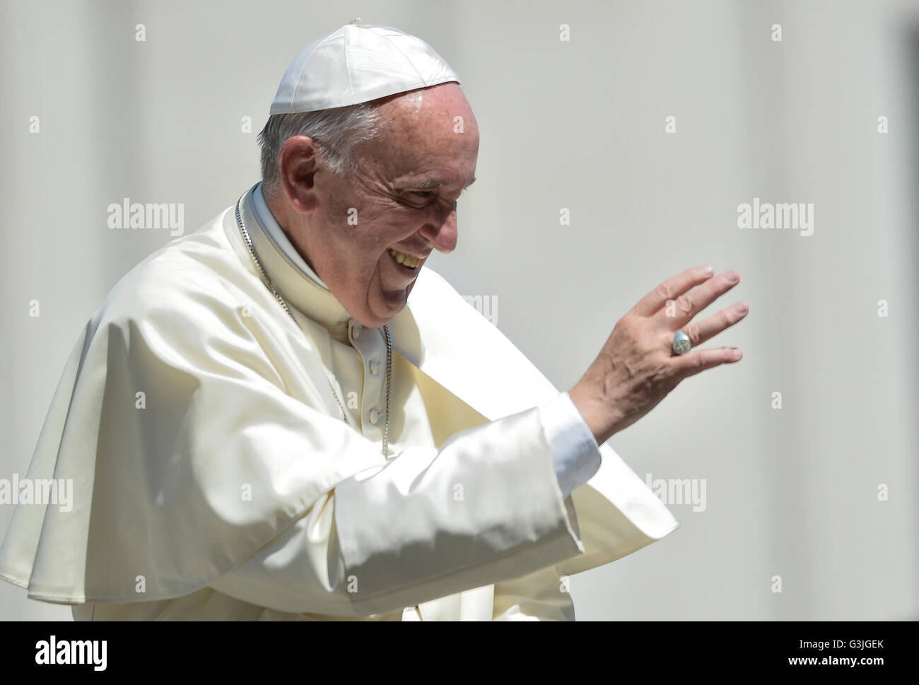 Vatikanstadt, Vatikan. 4. Mai 2016. Papst Francis, bevor Tausende von Gläubigen das Gleichnis vom verlorenen Schaf, erinnerte während der Generalaudienz am Mittwoch, daran erinnern, dass Gott niemanden, nicht beseitigen lässt Gott liebt alle, denn Gottes Barmherzigkeit und Liebe. © Andrea Franceschini/Pacific Press/Alamy Live-Nachrichten Stockfoto