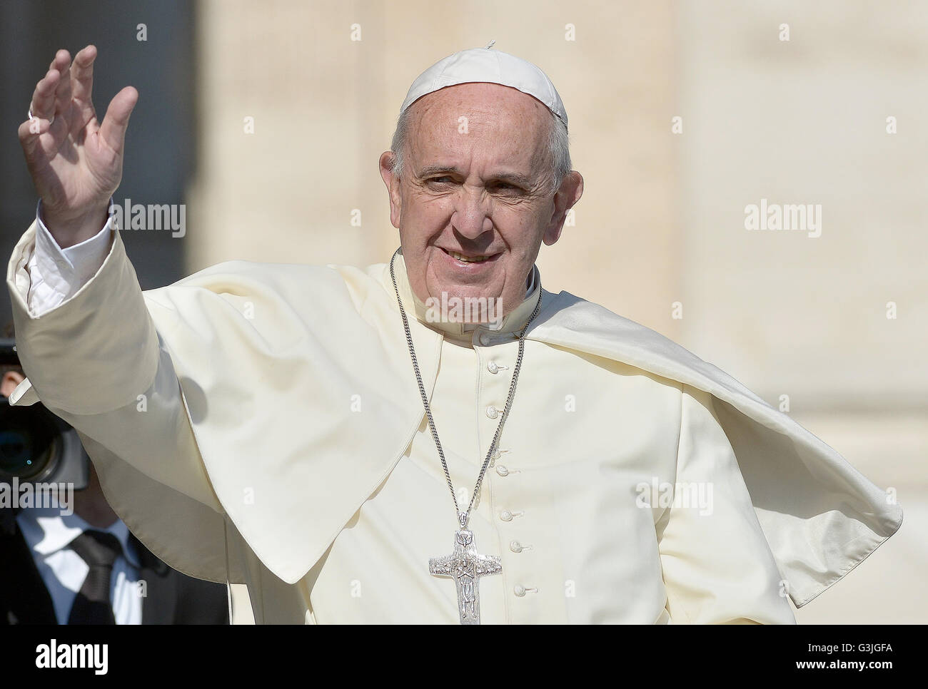 Vatikanstadt, Vatikan. 4. Mai 2016. Papst Francis, bevor Tausende von Gläubigen das Gleichnis vom verlorenen Schaf, erinnerte während der Generalaudienz am Mittwoch, daran erinnern, dass Gott niemanden, nicht beseitigen lässt Gott liebt alle, denn Gottes Barmherzigkeit und Liebe. © Andrea Franceschini/Pacific Press/Alamy Live-Nachrichten Stockfoto