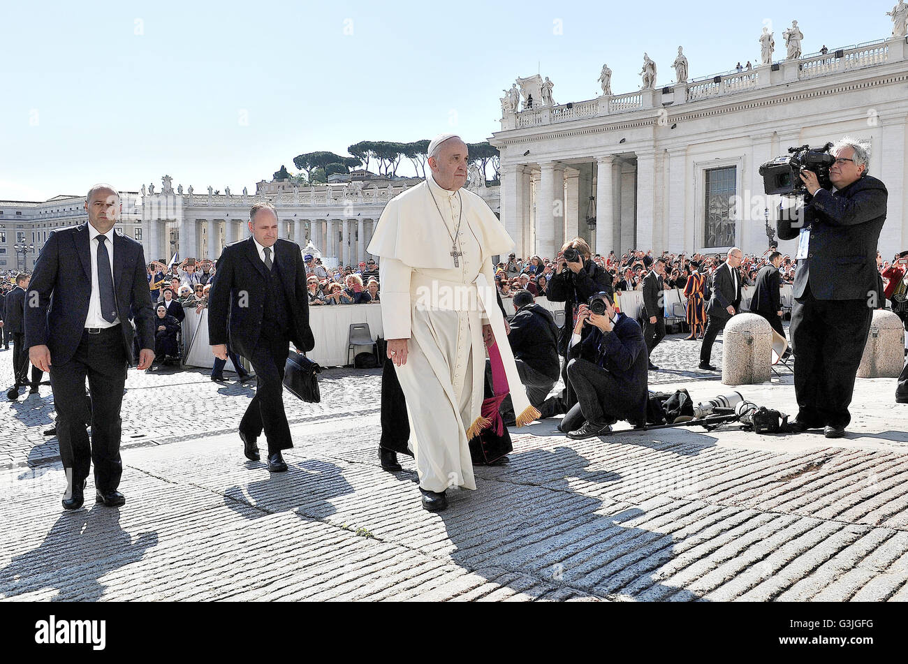 Vatikanstadt, Vatikan. 4. Mai 2016. Papst Francis, bevor Tausende von Gläubigen das Gleichnis vom verlorenen Schaf, erinnerte während der Generalaudienz am Mittwoch, daran erinnern, dass Gott niemanden, nicht beseitigen lässt Gott liebt alle, denn Gottes Barmherzigkeit und Liebe. © Andrea Franceschini/Pacific Press/Alamy Live-Nachrichten Stockfoto