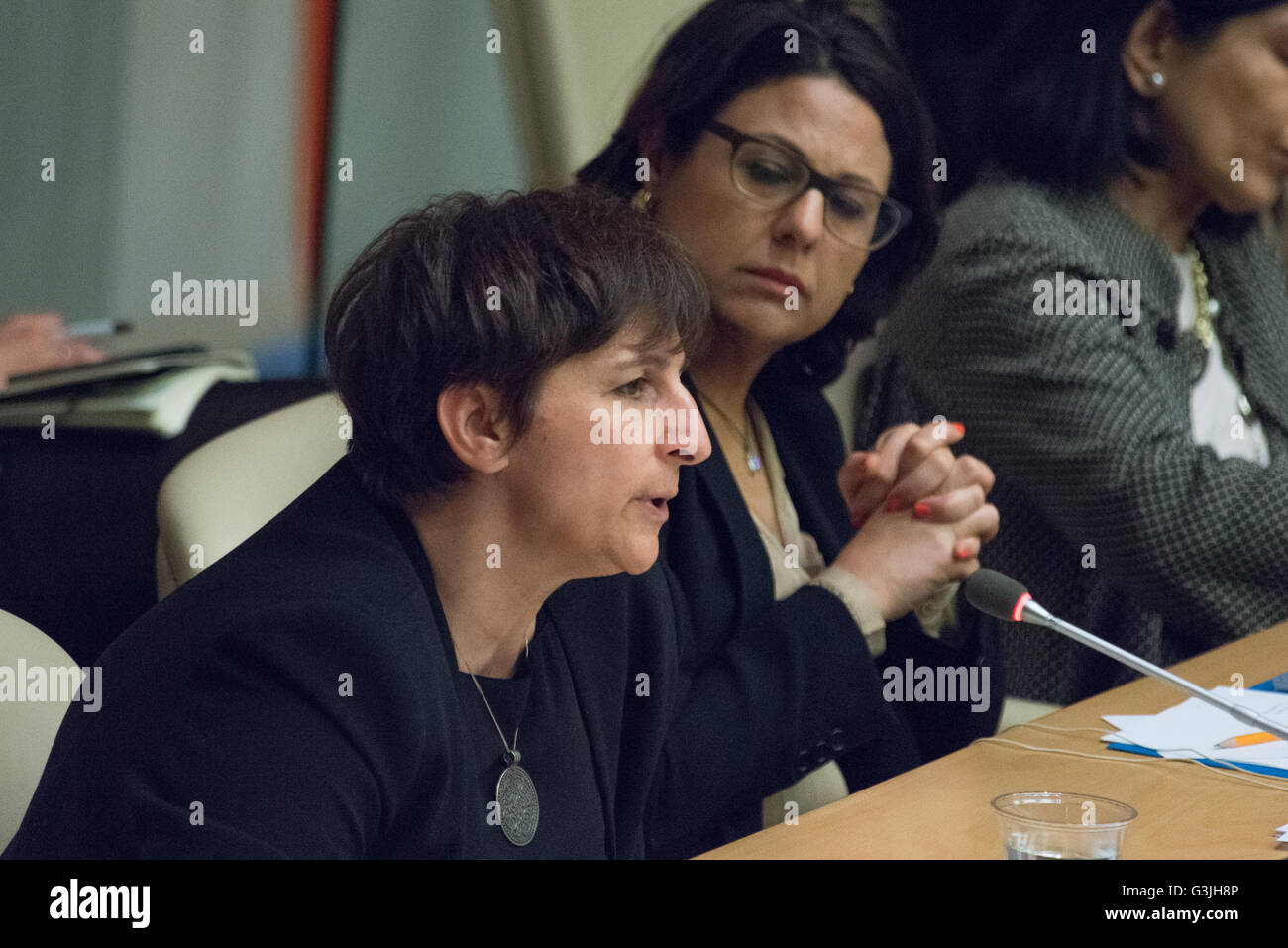 Sahar Francis aus Addameer bietet ihren Bericht. Die Arbeitsgruppe des UN-Ausschusses für die Ausübung der unveräußerlichen Rechte des palästinensischen Volkes hielt ein Briefing in der UN ECOSOC Kammer, die Menschenrechte Auswirkungen der israelischen Politik bezüglich der Festnahme und Inhaftierung von palästinensischen Jugendlichen zu diskutieren; mit Berichten aus Whitson, Executive Director von Human Rights Watch Nahen Osten und Nord-Afrika-Division, Sahar Francis, Direktor des Addameer - Prisoner Support und Vereinigung für Menschenrechte, und Khaled Quzmar, Generaldirektor der Verteidigung von Children International Stockfoto