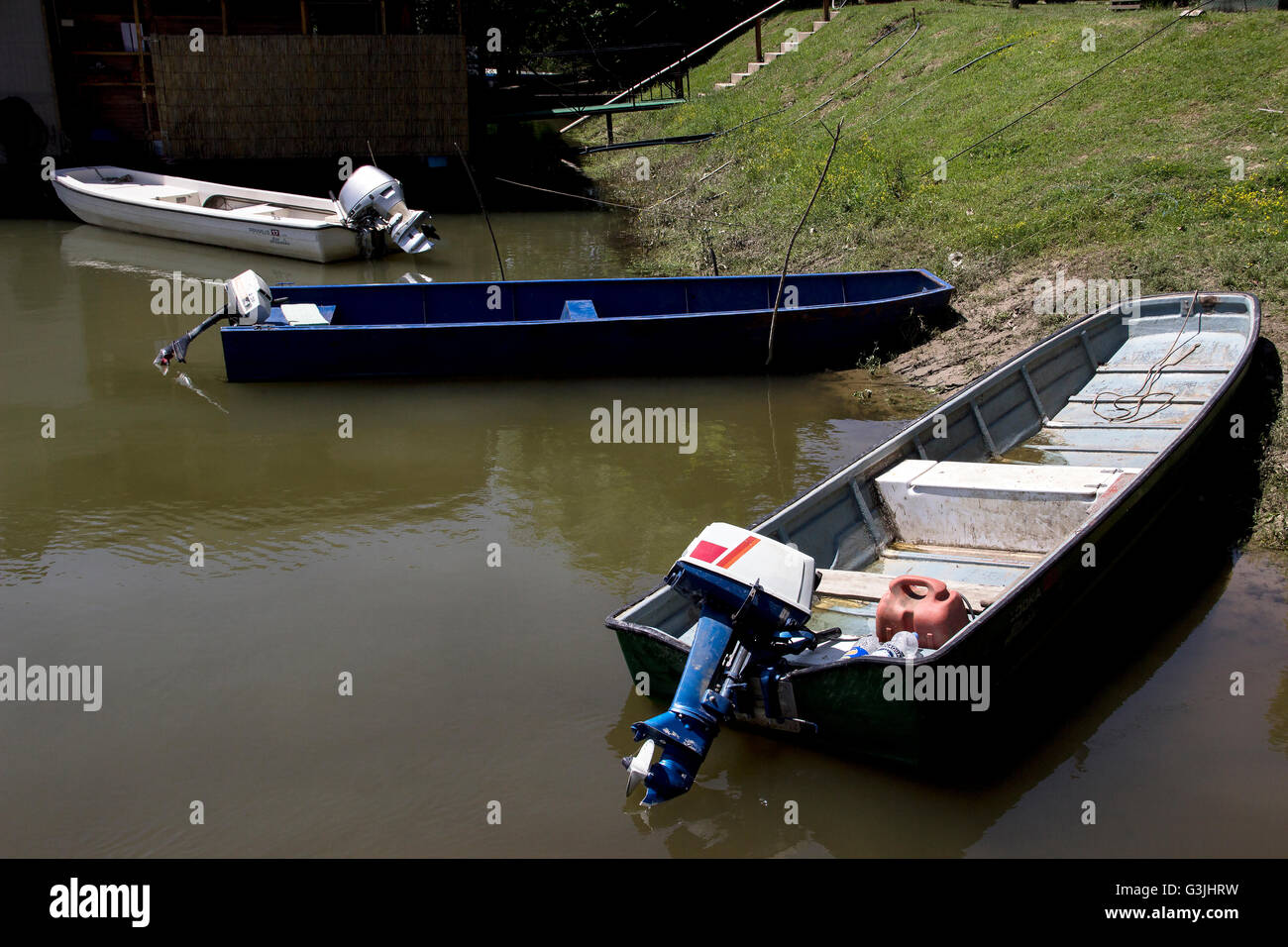 Fluss Sava, Serbien - Boote vertäut am Ufer eines Flusses Stockfoto