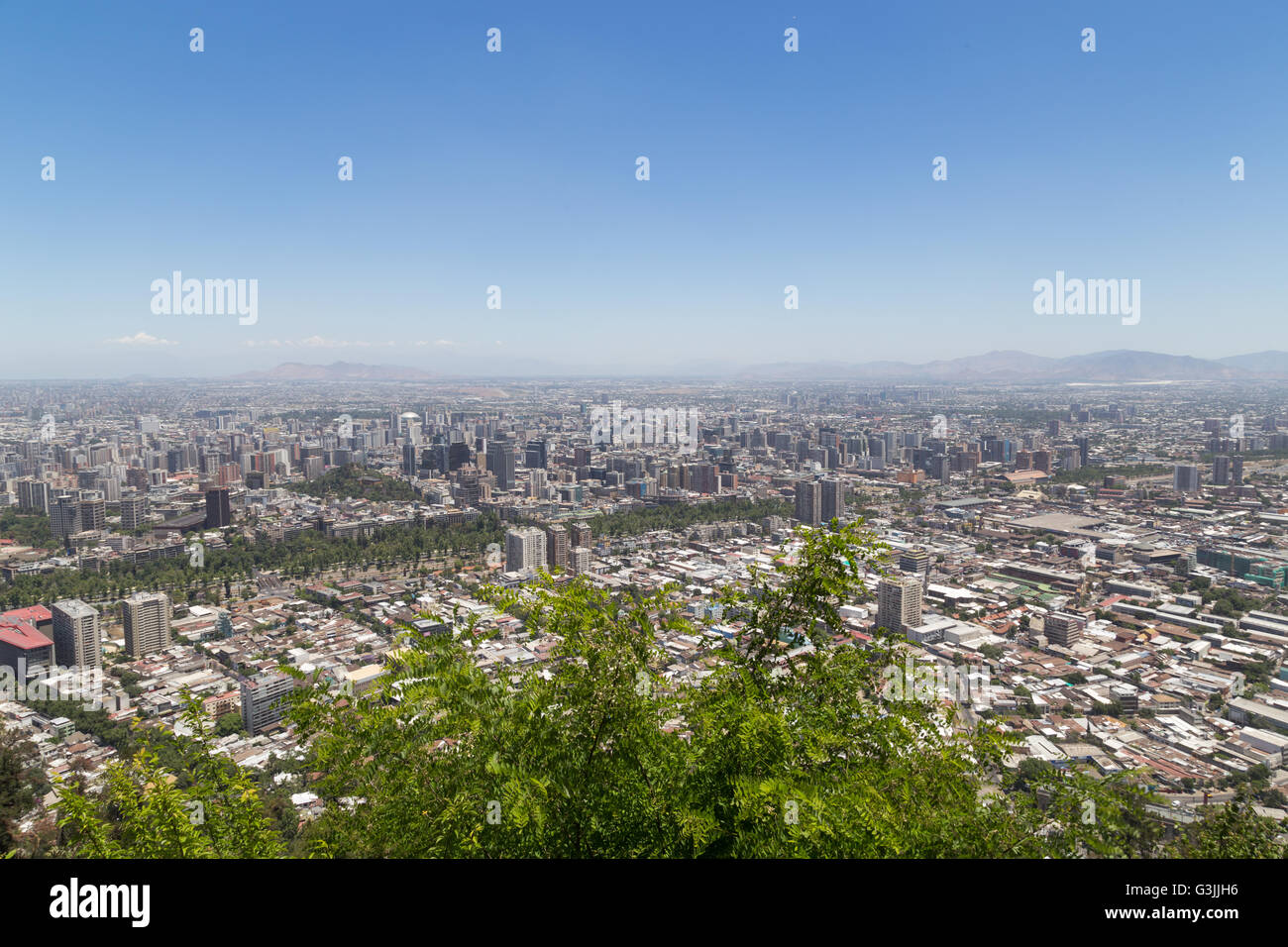 Santiago de Chile, Chile - 28. November 2015: Skyline von Cerro San Cristobal gesehen. Stockfoto