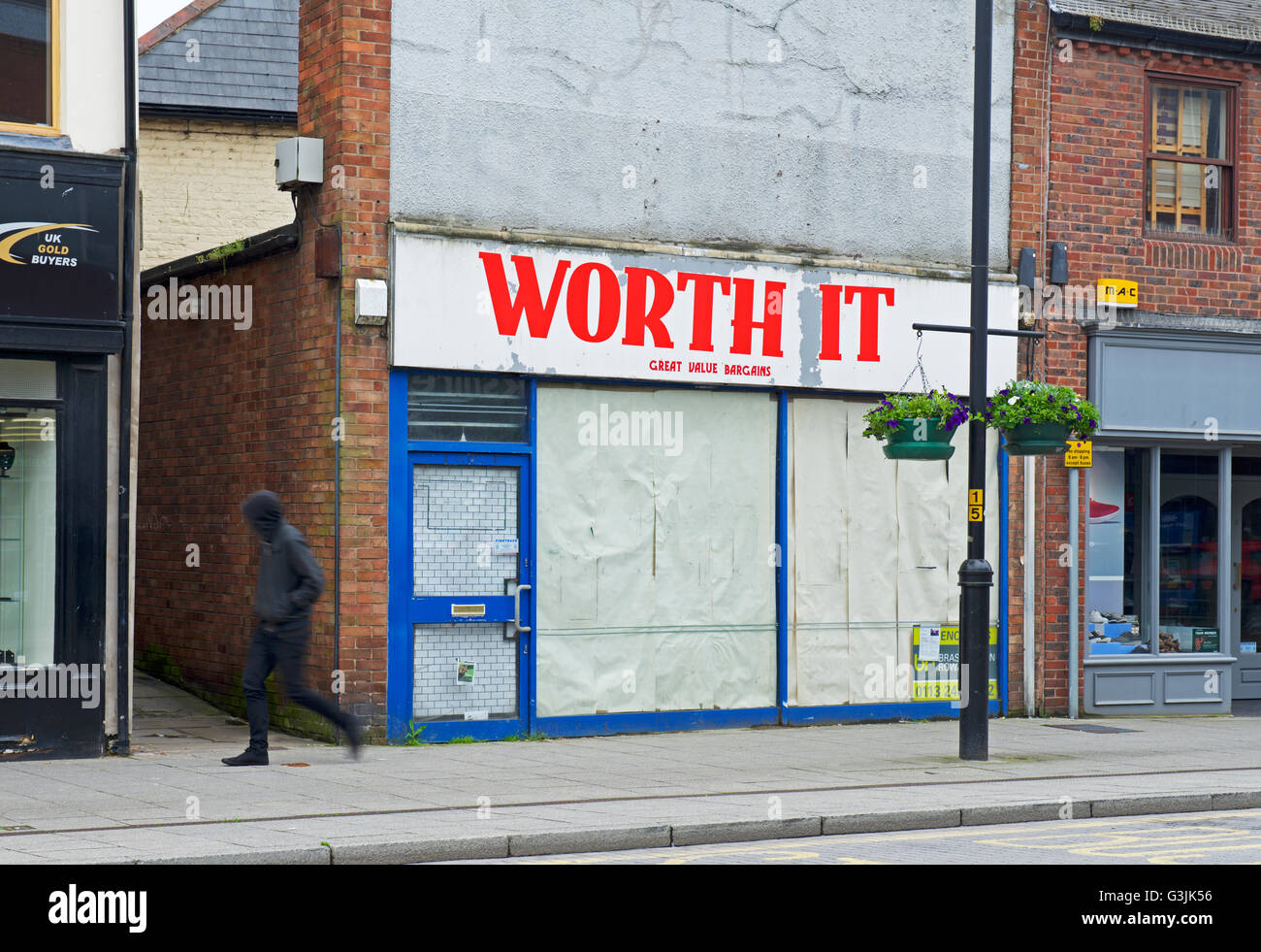 Shop - lohnt sich - geschlossen nach unten und aus der Wirtschaft, England UK Stockfoto