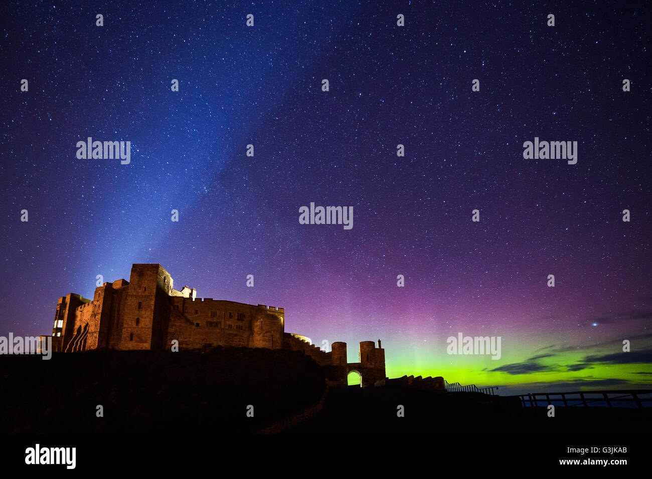 Bamburgh Castle mit der Aurora Borealis (Nordlicht) hinter. Northumberland UK. Stockfoto