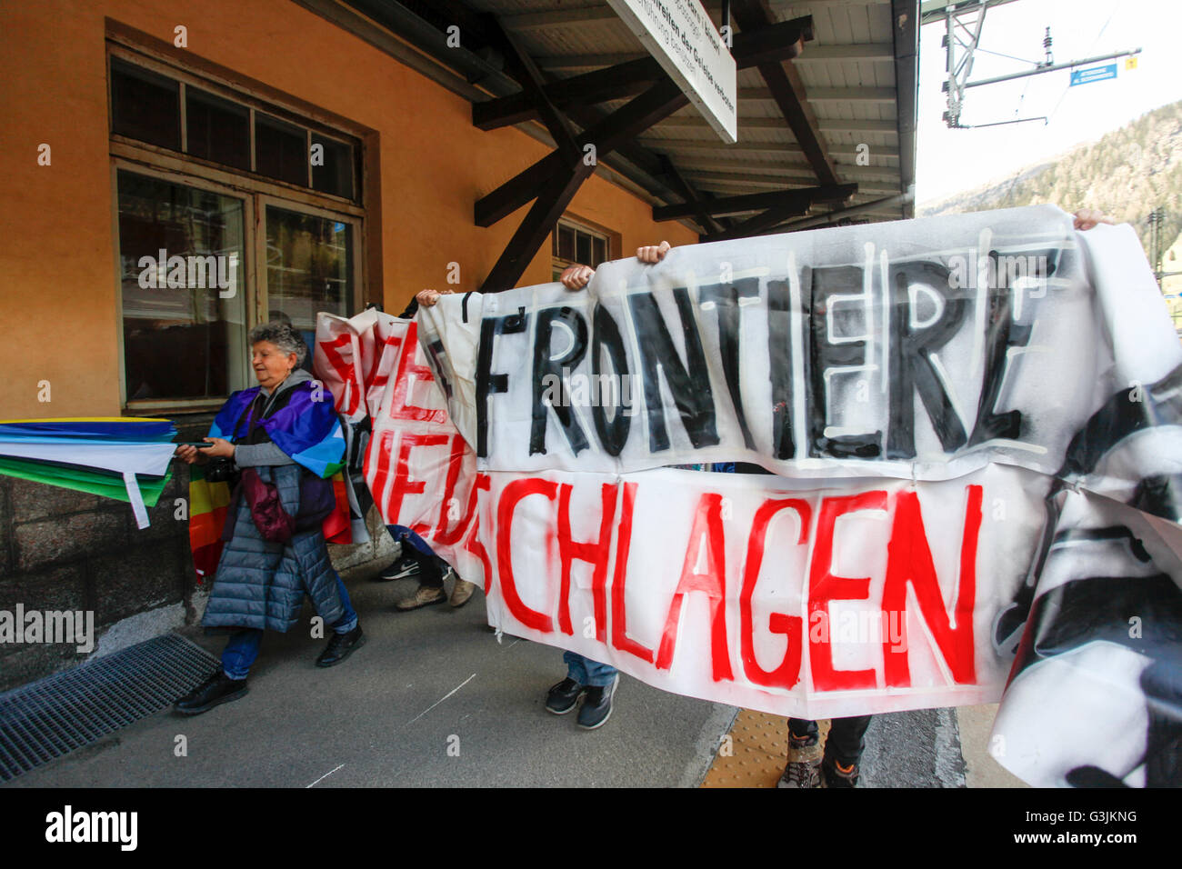 Brenner, Italien. 7. Mai 2016. Gewaltsame Zusammenstöße brach in der italienischen Seite des Brennerpasses zwischen Polizei und Maske tragen Demonstranten während einer Kundgebung gegen der österreichischen Regierung geplante Wiedereinführung von Grenzkontrollen an den Brenner. © Mauro Ujetto/Pacific Press/Alamy Live-Nachrichten Stockfoto