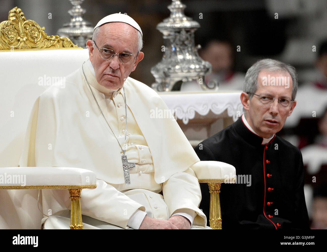 Vatikanstadt, Vatikan. 5. Mai 2016. Papst Francis den Vorsitz bei der Mahnwache in den Petersdom, die Tränen abzuwischen. Gebete und Stotie von nassen und trockenen Lascrime Leben durch den Glauben, wurde gesagt, von einigen Familien in Sankt Peter vorhanden. © Andrea Franceschini/Pacific Press/Alamy Live-Nachrichten Stockfoto