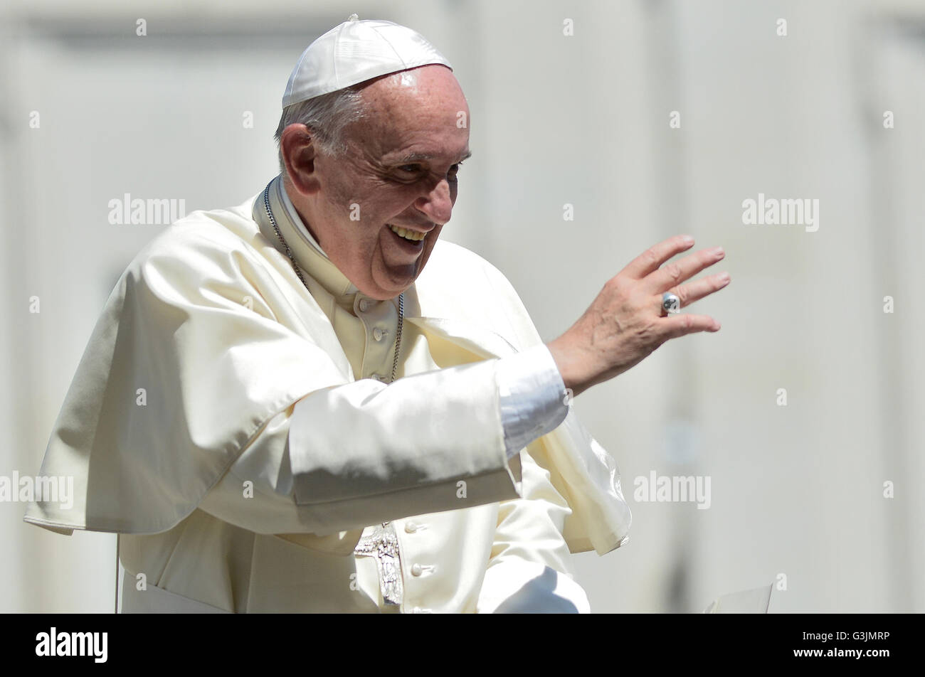 Vatikanstadt, Vatikan. 4. Mai 2016. Papst Francis, bevor Tausende von Gläubigen das Gleichnis vom verlorenen Schaf, erinnerte während der Generalaudienz am Mittwoch, daran erinnern, dass Gott niemanden, nicht beseitigen lässt Gott liebt alle, denn Gottes Barmherzigkeit und Liebe. © Andrea Franceschini/Pacific Press/Alamy Live-Nachrichten Stockfoto