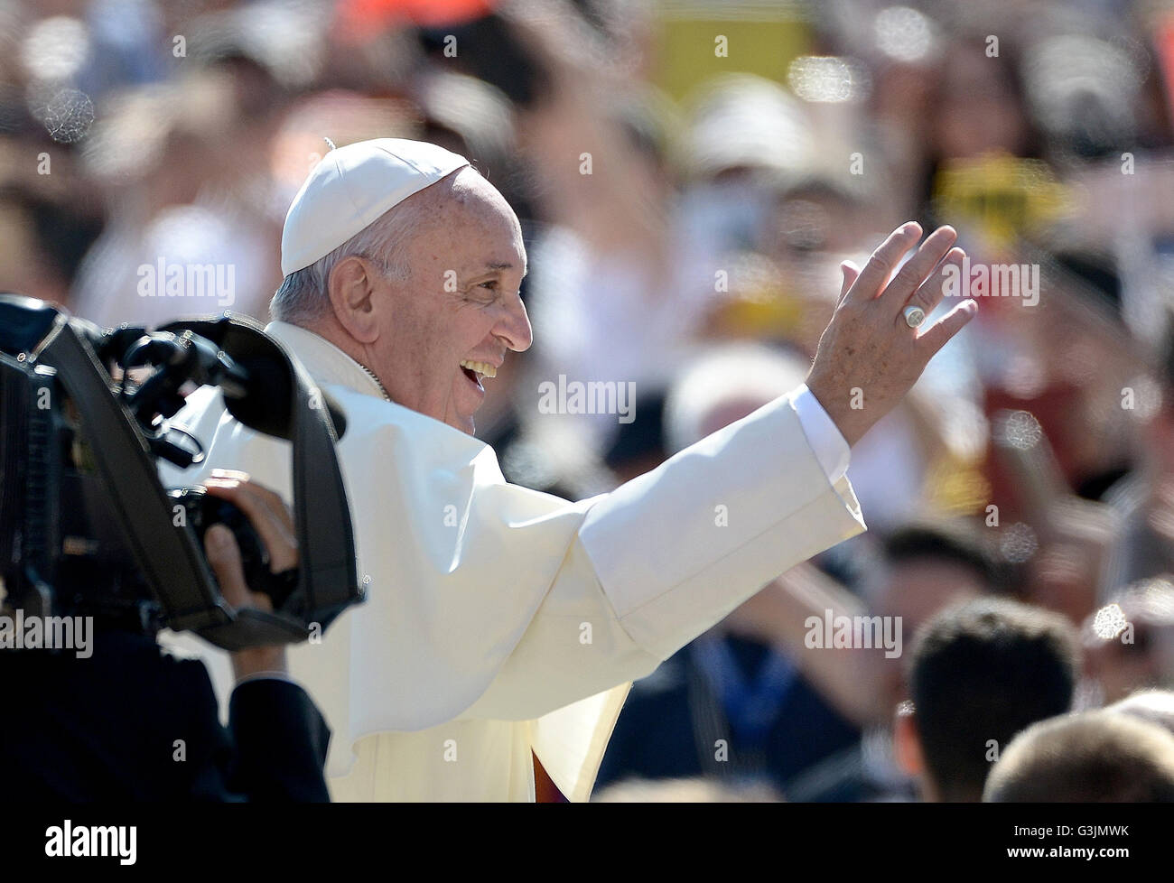 Vatikanstadt, Vatikan. 4. Mai 2016. Papst Francis, bevor Tausende von Gläubigen das Gleichnis vom verlorenen Schaf, erinnerte während der Generalaudienz am Mittwoch, daran erinnern, dass Gott niemanden, nicht beseitigen lässt Gott liebt alle, denn Gottes Barmherzigkeit und Liebe. © Andrea Franceschini/Pacific Press/Alamy Live-Nachrichten Stockfoto